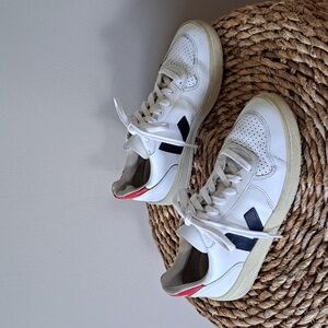 Veja Womens V-10‎ White Leather Casual/Fashion/Athleisure Low Sneakers S-5